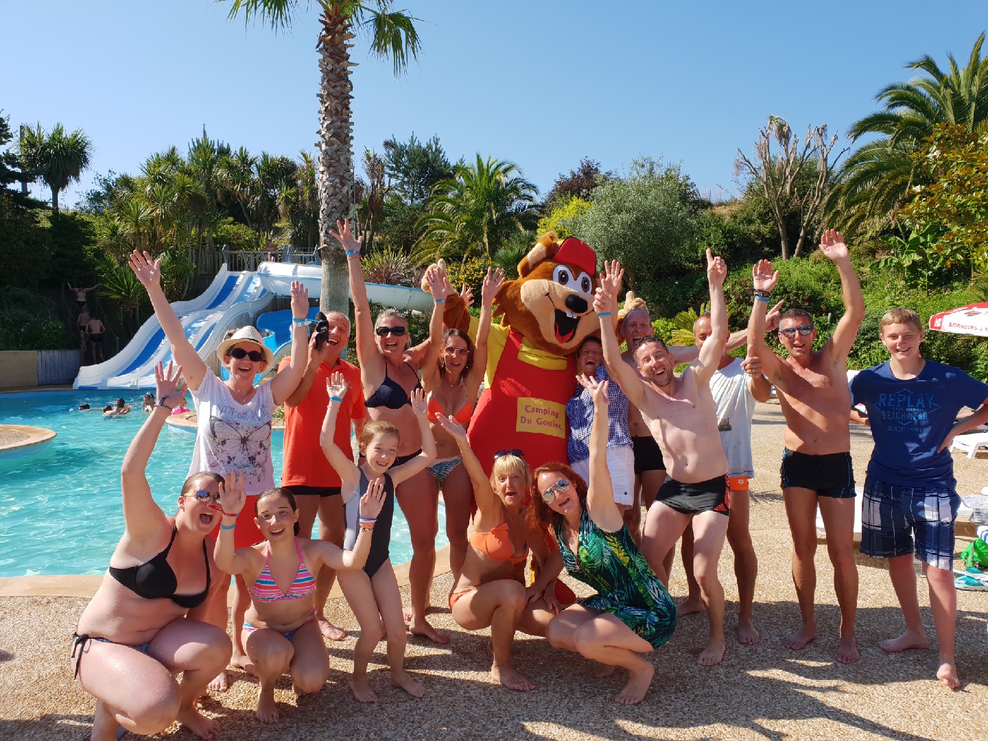 castor team trail 2 la mascotte castor et les campeurs au bord de la piscine