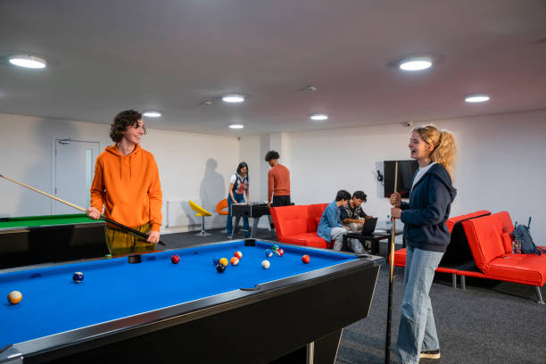 salle jeux 2 espace jeunes, billard, canapés