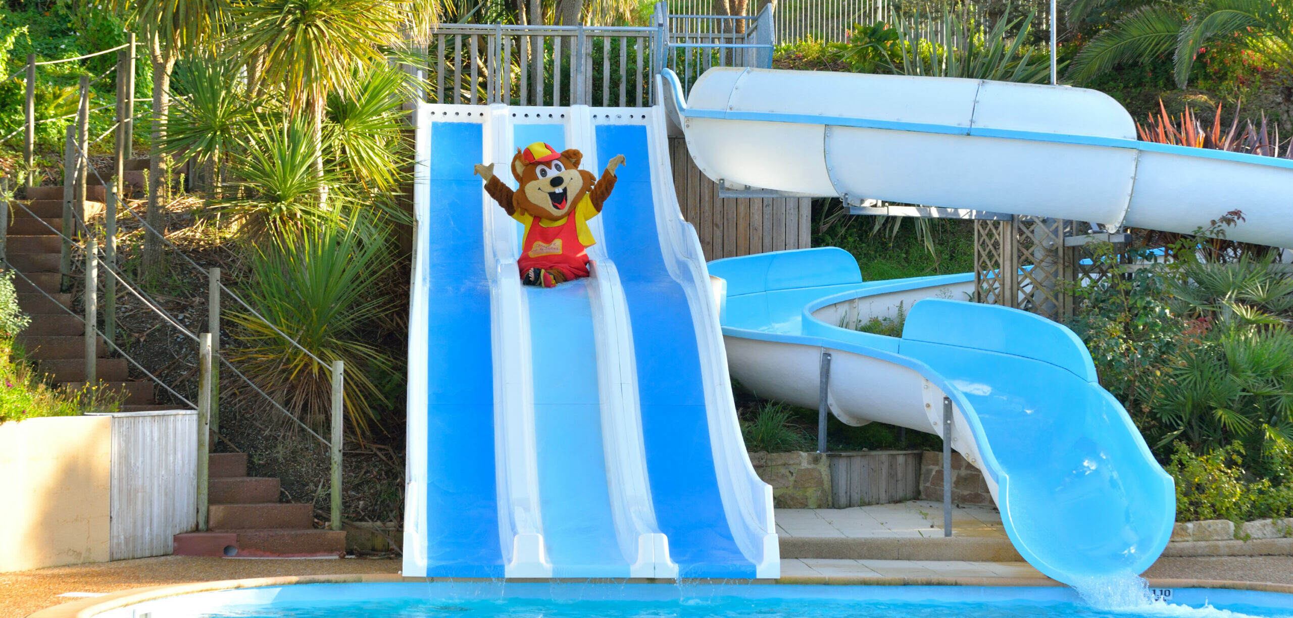@photoscdugoulet<br />
Toboggan de la piscine avec la mascotte castor qui le descend.